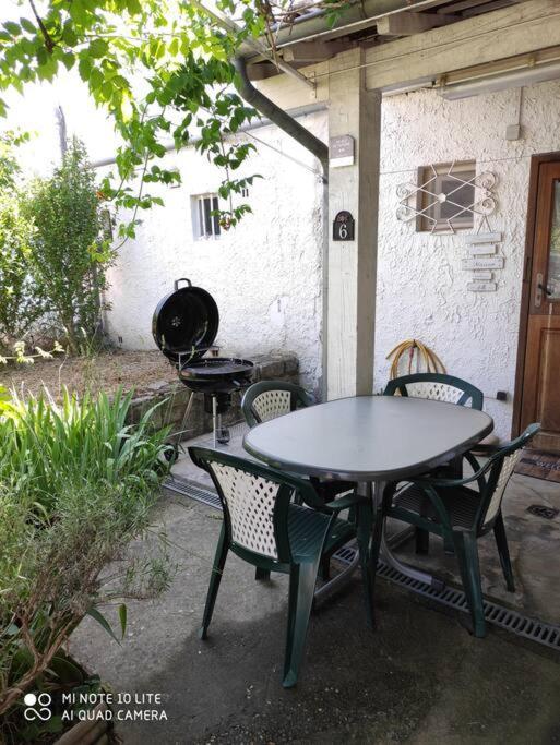 2 Etoiles, Parking Prive A