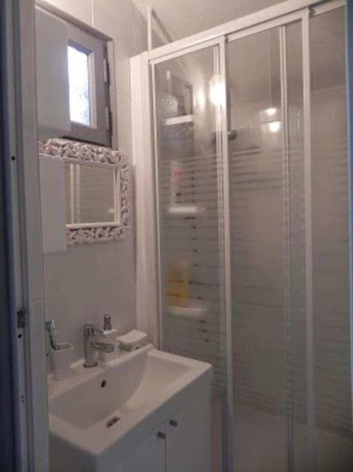 2 Etoiles, Parking Prive A Ruoms