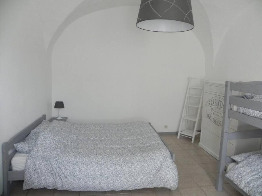 2 Etoiles, Parking Prive A * Ruoms